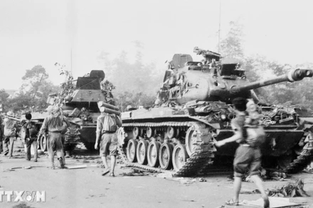 Quân Giải phóng tiến vào huyện lỵ Sơn Tịnh (Quảng Ngãi). (Ảnh: Thanh Tụng/TTXVN)