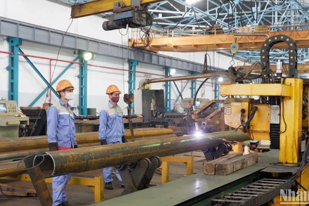 Các đơn vị cung cấp cột thép cho dự án cũng đang tất bật sản xuất, duy trì "3 ca, 4 kíp".