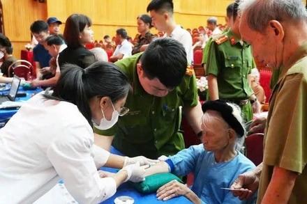 Lấy mẫu ADN cho thân nhân liệt sĩ chưa xác định được danh tính.