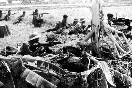 Ảnh minh họa: Sư đoàn 5 chặn đánh địch trên Quốc lộ 4 Bến Lức - Long An, mở đường cho quân ta tiến vào giải phóng Sài Gòn, ngày 29/4/1975. (Ảnh: Tư liệu/TTXVN)