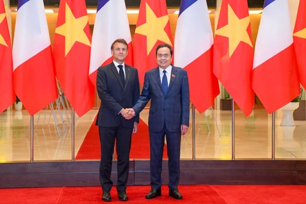 Chủ tịch Quốc hội Trần Thanh Mẫn và Tổng thống Pháp Emmanuel Macron. (Ảnh: Đăng Anh)