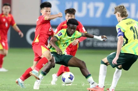 U17 Việt Nam thi đấu nỗ lực trước các cầu thủ có thể lực tốt của U17 Australia. (Ảnh: VFF)