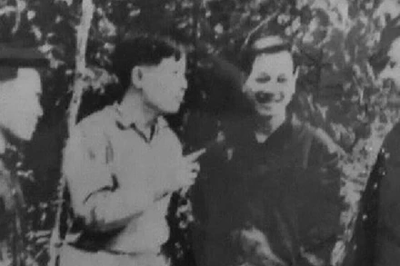 Đại tướng Nguyễn Chí Thanh (thứ hai, từ trái sang), Ủy viên Bộ Chính trị, Bí thư Trung ương Cục miền nam, Chính ủy Quân Giải phóng miền nam chỉ đạo trận Núi Thành (Quảng Nam), tháng 5/1965. (Ảnh: Bảo tàng Lịch sử Quân sự Việt Nam/QĐND) 