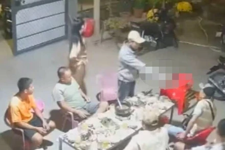 Công an tỉnh Bến Tre đang làm rõ vụ xả súng xảy ra tại xã Phú Đức, huyện Châu Thành. (Ảnh: cắt từ clip)