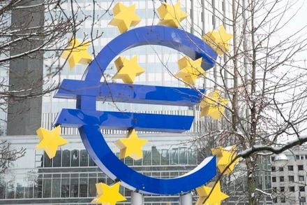 Biểu tượng đồng Euro ở Frankfurt, Đức. (Ảnh: Tân Hoa xã)