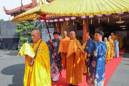 Cung thỉnh xá lợi Trái tim Bồ tát Thích Quảng Đức an vị tại tháp Đa Bảo trong khuôn viên Việt Nam Quốc Tự. (Ảnh: NGUYÊN TÀI)