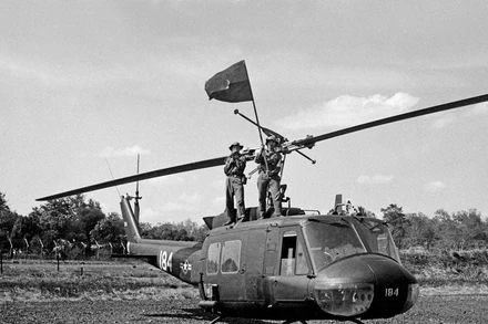 Quân giải phóng tiến công, khống chế được sân bay Hòa Bình, làm chủ thị xã Buôn Ma Thuột (năm 1975). (Ảnh: TTXVN)