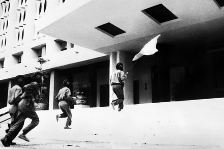 [Quiz] Ai là người cắm cờ đầu tiên trên nóc Dinh Độc Lập ngày 30/4/1975?