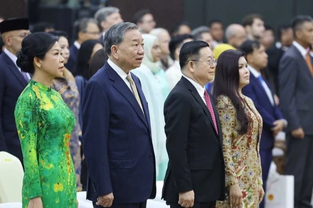 Tổng Bí thư Tô Lâm và Phu nhân cùng Tổng Thư ký ASEAN Kao Kim Hourn và Phu nhân thực hiện nghi thức chào cờ ASEAN. (Ảnh: Thống Nhất/TTXVN)