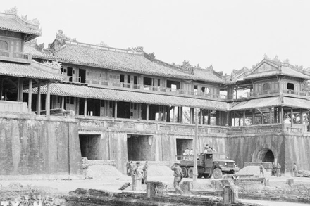 Quân Giải phóng tiến vào cửa Ngọ Môn, phía trước thành nội Huế. (Ảnh: Ngọc Đản/TTXVN)