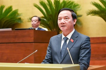 Phó Chủ tịch Quốc hội Nguyễn Khắc Định trình bày tờ trình đề nghị Quốc hội xem xét, quyết định việc sửa đổi, bổ sung một số điều của Hiến pháp năm 2013 và tờ trình về việc thành lập Ủy ban dự thảo sửa đổi, bổ sung một số điều của Hiến pháp năm 2013. (Ảnh: NHÂN DÂN)