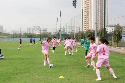 Các tuyển thủ U17 nữ Việt Nam trong buổi tập đầu tiên. (Ảnh: VFF)