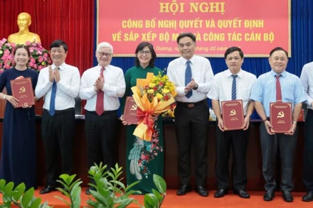 Thường trực Tỉnh ủy Bình Dương trao quyết định và tặng hoa chúc mừng Ban lãnh đạo Sở Nội vụ. 