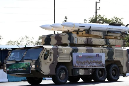 Một thiết bị tên lửa đạn đạo tầm xa do Iran tự sản xuất được "trình làng" trong cuộc diễu binh ở thủ đô Tehran của Iran vào năm 2024. (Ảnh: Tân Hoa xã)