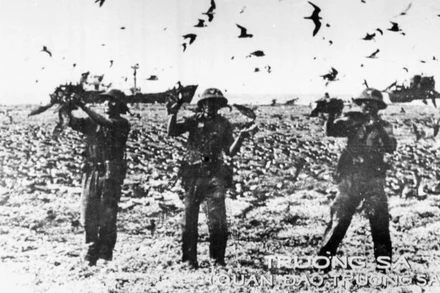 Chiến sĩ đảo Chim (quần đảo Trường Sa) canh gác bảo vệ đảo. (Ảnh: Tư liệu TTXVN)