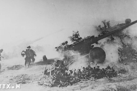 Ngày 28/3/1975, pháo binh của quân Giải phóng bắn phá mãnh liệt vào sân bay quân cảng Đà Nẵng. (Ảnh: TTXVN)