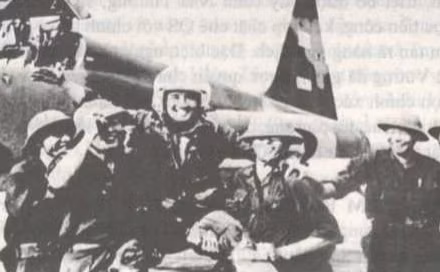 Phi công Nguyễn Thành Trung lái máy bay F-5E hạ cánh tại sân bay Phước Long. (Ảnh: TTXVN)