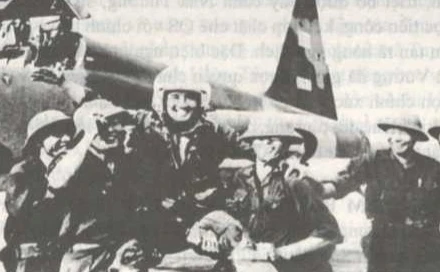 Phi công Nguyễn Thành Trung lái máy bay F-5E hạ cánh tại sân bay Phước Long. (Ảnh: TTXVN)