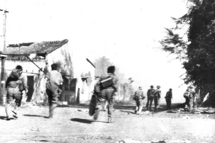 Truy kích địch trong thị xã Phước Long, ngày 5/1/1975. (Ảnh tư liệu: qdnd.vn)