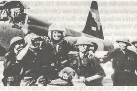 Phi công Nguyễn Thành Trung lái máy bay F-5E hạ cánh tại sân bay Phước Long. (Ảnh: TTXVN)