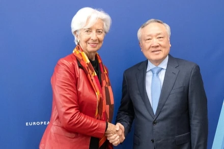 Phó Thủ tướng Thường trực Chính phủ Nguyễn Hòa Bình và Chủ tịch ECB Christine Lagarde. (Ảnh: VGP)