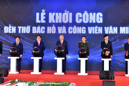 Tổng Bí thư Tô Lâm cùng các đại biểu thực hiện nghi thức khởi công Đền thờ Bác Hồ và công viên Văn Miếu.