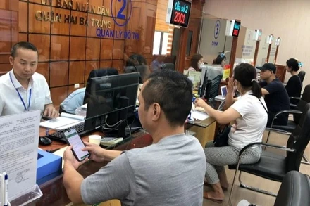 Người dân làm thủ tục hành chính tại bộ phận Một cửa Ủy ban nhân dân quận Hai Bà Trưng, Hà Nội. (Ảnh: VIỆT HOÀNG)