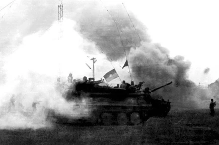 Ngày 9/4/1975, các đơn vị bộ binh và xe tăng thần tốc tiến về giải phóng Xuân Lộc, “cánh cửa thép” – căn cứ phòng thủ trọng yếu của địch bảo vệ Sài Gòn từ phía Đông Bắc. (Ảnh: Tư liệu/TTXVN)