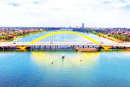 Cầu vượt sông Hương là công trình trọng điểm, giảm áp lực giao thông và tạo điểm nhấn cho cảnh quan đô thị Huế. (Ảnh: ĐÌNH HOÀNG)