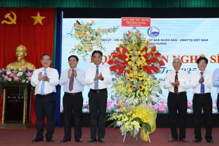 Lãnh đạo tỉnh Bình Dương trao tặng hoa chúc mừng đội ngũ văn nghệ sĩ. 