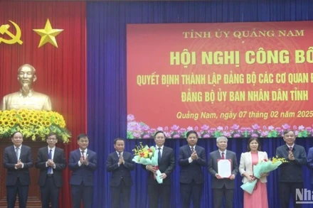 Bí thư Tỉnh ủy Lương Nguyễn Minh Triết (thứ 4 từ trái sang) tặng hoa chúc mừng Đảng bộ các cơ quan đảng tỉnh nhiệm kỳ 2020-2025.