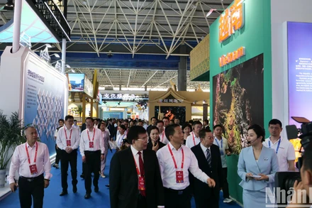 Hội chợ triển lãm thu hút rất đông khách tham quan, tìm hiểu và mua sắm sản phẩm của nước.