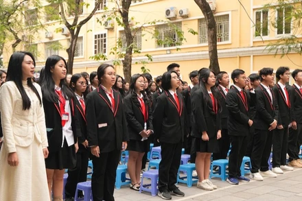 Giáo viên, học sinh Trường THPT chuyên Khoa học Xã hội và Nhân văn. (Ảnh: USSH)