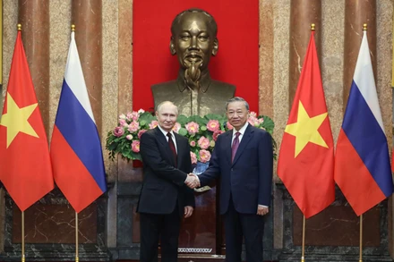 Tổng Bí thư Tô Lâm và Tổng thống Liên bang Nga Vladimir Putin chụp ảnh chung. (Ảnh: Văn phòng Chủ tịch nước)