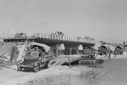 Các đơn vị xe tăng và bộ binh cơ giới tiến vào giải phóng Buôn Ma Thuột (năm 1975). (Ảnh: Anh Tôn/TTXVN)