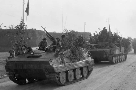 Lực lượng tăng-thiết giáp của cánh quân phía đông bắc quân giải phóng vượt xa lộ Biên Hòa, phát triển đánh thẳng về Sài Gòn sau khi tấn công tiêu diệt tập đoàn phòng ngự Biên Hòa. (Ảnh: Vũ Tạo/TTXVN)