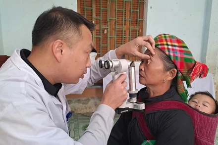 Người dân các xã biên giới huyện Yên Minh được khám bệnh miễn phí.