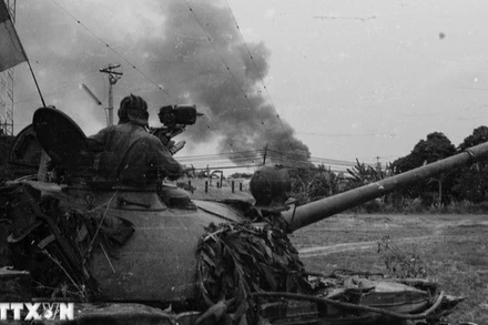 Các đơn vị bộ binh và xe tăng tiến vào Sài Gòn trên xa lộ Biên Hòa. (Ảnh: Hứa Kiểm/TTXVN)