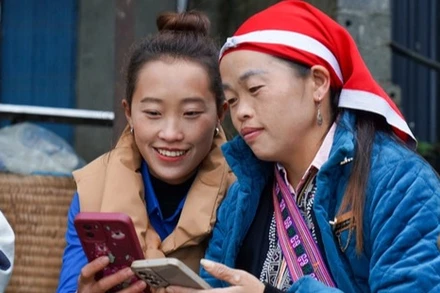 Thành viên tổ "Chuyển đổi số" Đoàn thanh niên xã Tả Phìn (Sa Pa, Lào Cai) hướng dẫn người dân bán hàng trên mạng xã hội. (Ảnh: VŨ TUẤN)