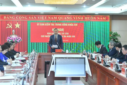 Tổng Bí thư Tô Lâm tặng hoa chúc mừng đồng chí Trần Cẩm Tú và đồng chí Nguyễn Duy Ngọc.