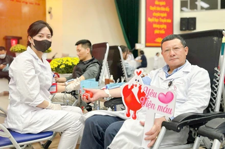 Tiến sĩ, bác sĩ Vũ Đức Bình, Phó Viện trưởng Viện Huyết học-Truyền máu Trung ương cùng các y, bác sĩ trong ca trực mùng 5 Tết tham gia hiến máu.