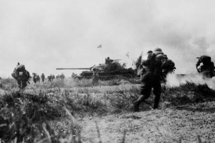 Lực lượng xe tăng và bộ binh Sư đoàn 320 đánh chiếm căn cứ Đồng Dù (Củ Chi), sáng 29/4/1975, mở cánh cửa thép tây bắc Sài Gòn để quân ta thọc sâu đánh chiếm sân bay Tân Sơn Nhất và Bộ Tổng tham mưu Ngụy quyền Sài Gòn. (Ảnh: Lê Trung Hưng/TTXVN)