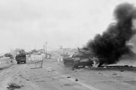 Trên đường tiến về Sài Gòn, quân ta tiêu diệt nhiều xe tăng, xe bọc thép của địch. (Ảnh: Hoàng Thiểm/TTXVN)