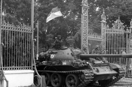 [Quiz] Xe tăng mang số hiệu nào đã húc đổ cổng Dinh Độc Lập?