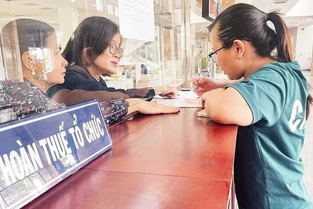 Người dân làm thủ tục hoàn thuế tại Cục Thuế Thành phố Hồ Chí Minh. (Ảnh: NGUYÊN ANH)