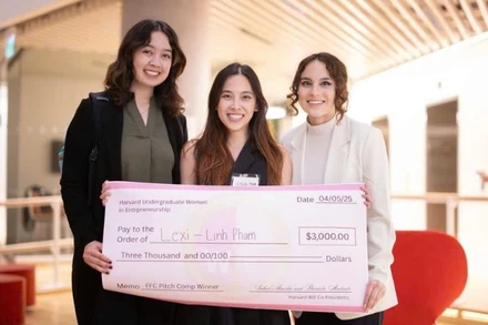 Tháng 4/2025, Phạm Hồng Linh (ở giữa) giành Giải Nhất Cuộc thi Khởi nghiệp 2025 - Trường Kinh doanh Harvard với phần mềm dịch thuật y khoa Lexi.