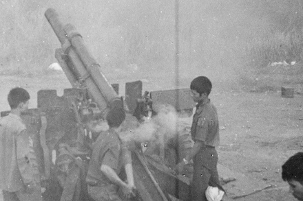 Đại bác của Quân Giải phóng bắn vào sân bay Biên Hòa. (Ảnh tư liệu TTXVN)