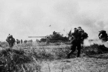 Ảnh minh họa: Lực lượng xe tăng và bộ binh Sư đoàn 320 đánh chiếm căn cứ Đồng Dù (Củ Chi), sáng 29/4/1975, mở cánh cửa thép Tây Bắc Sài Gòn để quân ta thọc sâu đánh chiếm sân bay Tân Sơn Nhất và Bộ Tổng tham mưu ngụy quyền Sài Gòn. (Ảnh: Lê Trung Hưng/TTXVN)