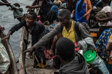 Những người di dời đến bằng thuyền tại cảng Nzulo, gần Goma, tỉnh Bắc Kivu, miền đông CHDC Congo. (Ảnh: Tân Hoa xã)