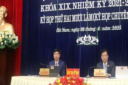 Các đồng chí chủ tọa kỳ họp.